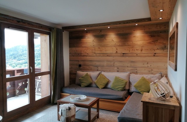 Renovated 3-room apartment, cosy mountain setting, at the foot of the slopes, magnificent valley view