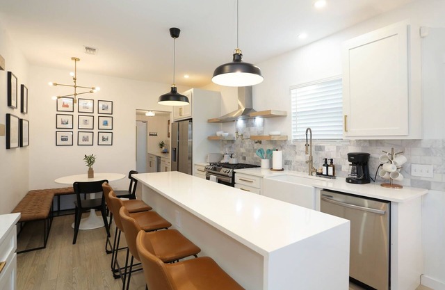 Renovated 4BR & 3Bath Sleeps 11, Hot Tub, Mini Golf, 0.5 mi to Pearl