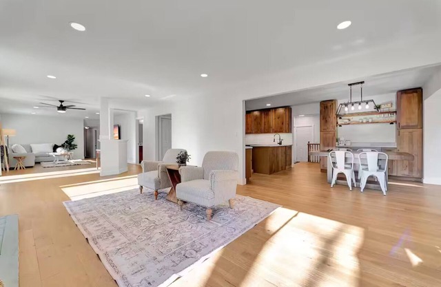 Renovated 5 Bedroom Huge Ranch. Epic kitchen, Basement, Sauna & TONs of beds+