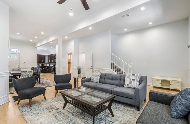 Renovated 6 Bedroom 5 Bathroom Home 10 Minutes from Downtown Chicago