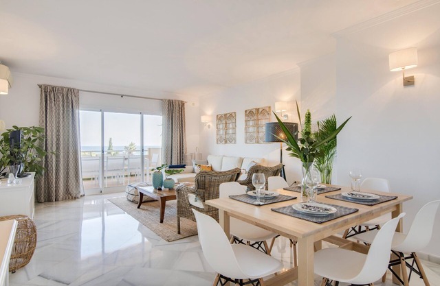 Renovated apartment with sea views close to the beach, restaurants and shops