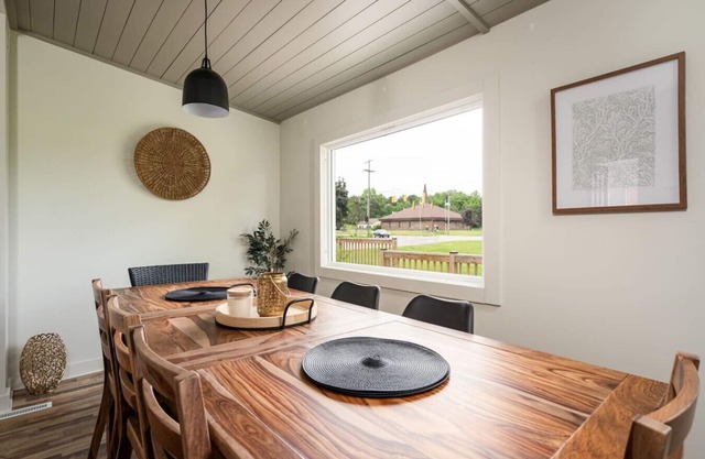 Renovated Cityside Farmhouse, Garden/Historic Barn