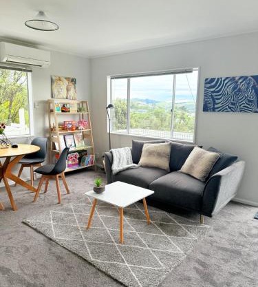 Renovated Entire 2BR Flat, Comfort, Scenic Views, Free Parking & 10 min to Ferry