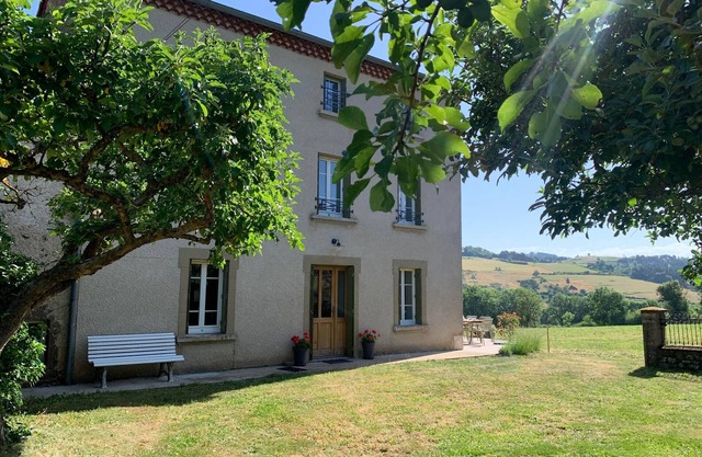 Renovated country chic cottage, 6 bedrooms for 13, garden, terrace, Haute-Loire
