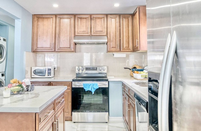 Renovated Rooms 10-min to Finch Subway Near Yonge St