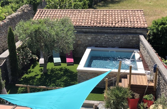 Renovated stone house in the center of the village, A/C and swimming pool