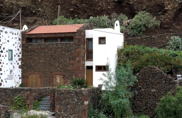 Renovated stone house 6 minutes from Valverde