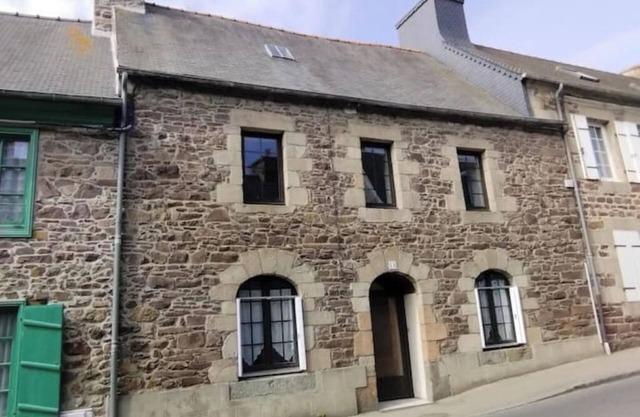 Renovated town house ideally located.