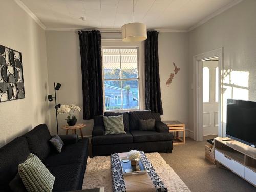 RENWICK IN THE CITY NELSON, 10min easy walk to City Centre, 4min drive to Hospital, 13min drive to Airport, full kitchen, fast fibre wifi, quiet street, dog friendly