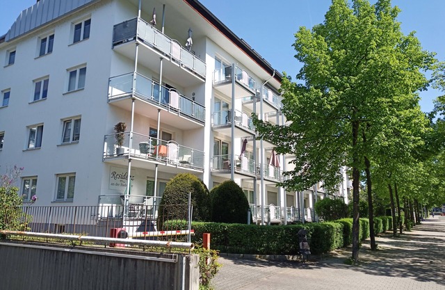 Reside in a three-room apartment with a view of the spa gardens