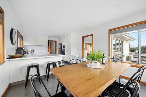 Residence at 165 Great for large groups Sleeps 11