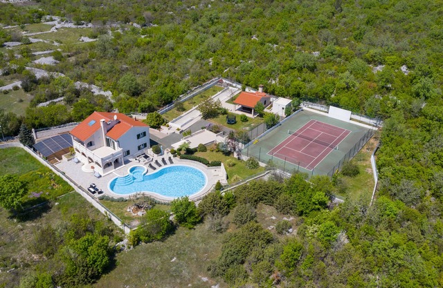 RESIDENCE NADA with 150M2 pool, tennis court & BBQ house
