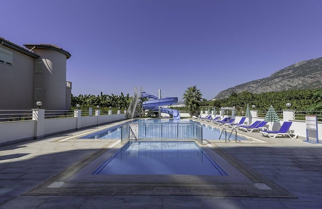 Residence w Balcony and Shared Pool 7 min to Coast