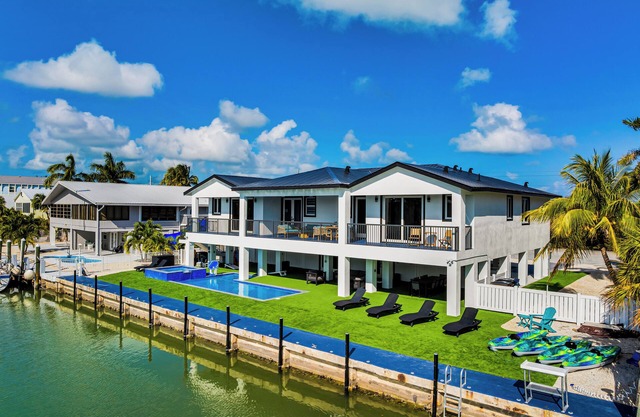 Resort-Style Beach House Paradise 6 BR Suites Pool & Heater with Ice-machine
