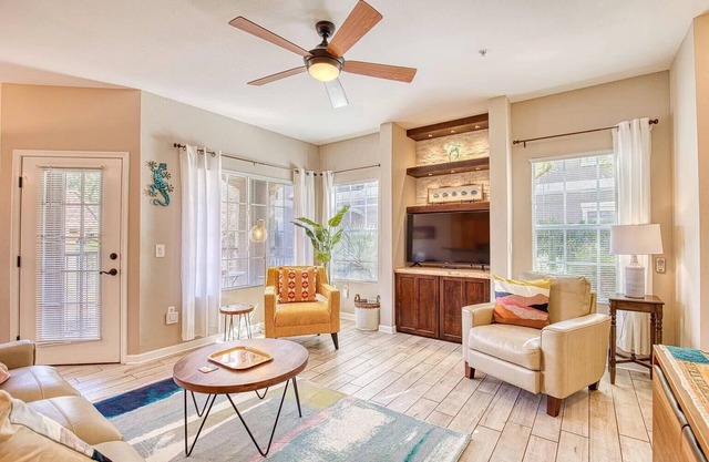 Resort-style Oro Valley ground floor condo with Pool