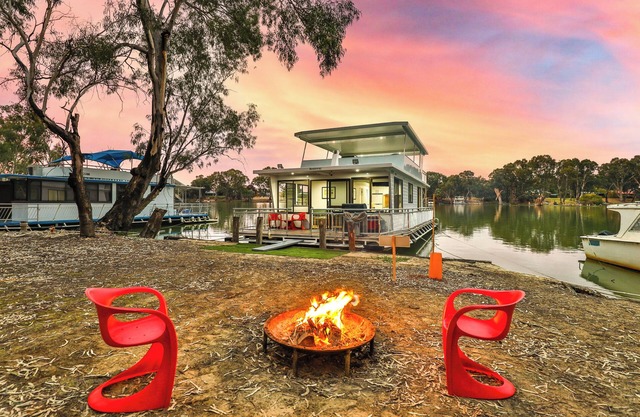Restaway Houseboat Mildura -Modern Moored Accommodation on the Murray River