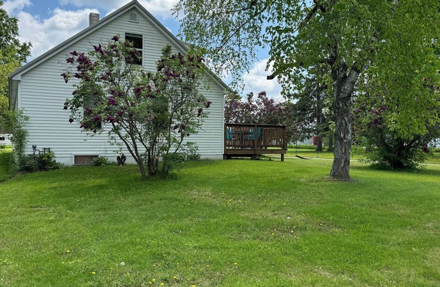 Restored farm house by amazing Kelly Lake and all of it's amenities!