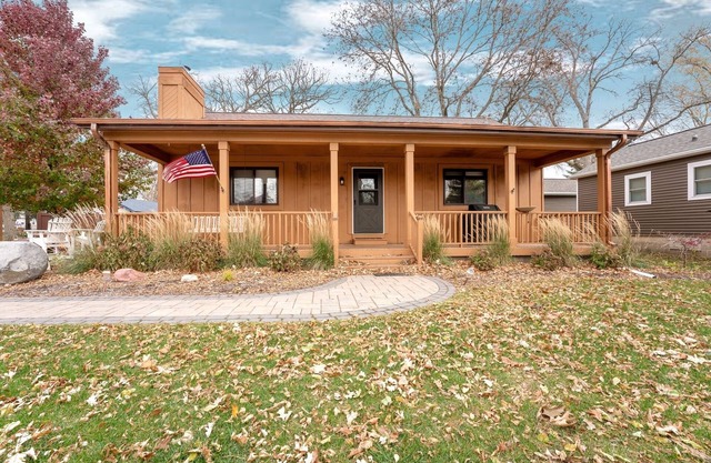 Retreat in Clear Lake, Iowa - GARAGE HANGOUT - Half block from Lake!