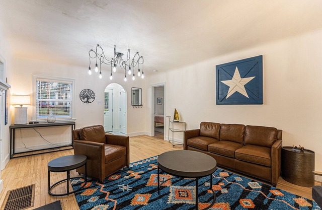 Retreat with hot tub, walking distance to town