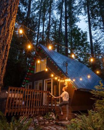 Retro A-Frame Cabin - Hot tub Firepit & Fireplace