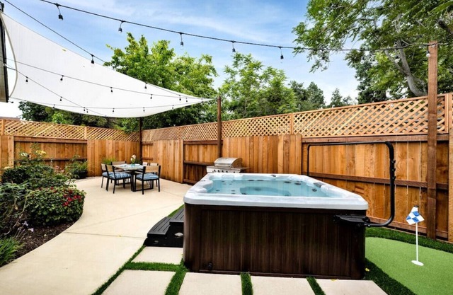 Retro Cottage, Hot Tub, Putting Green, walk to all