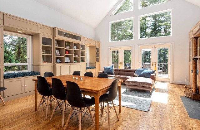 Reunion ready Guemes island retreat + hot tub