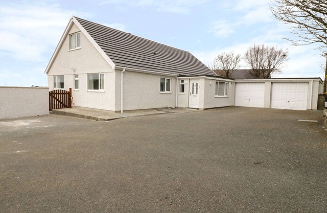 RHOS HELYG, pet friendly, luxury holiday cottage in Penysarn