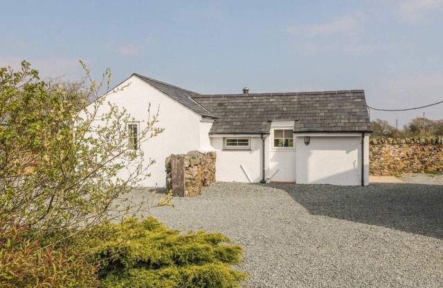 RHOS Y FOEL COTTAGE, pet friendly, with hot tub in Nefyn
