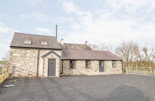 RHYDAU COTTAGE, family friendly, with open fire in Deiniolen