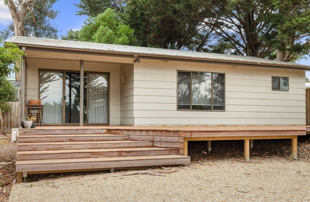 Rhyll Rendezvous - 400m from beach