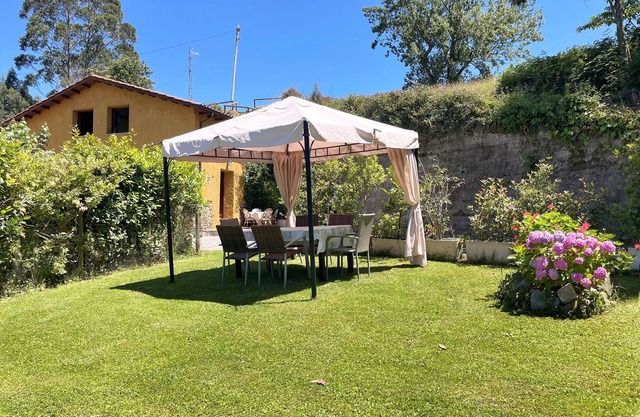 Ribadesella. Garden with Nice Mountain views. 5 Minutes to the Beach. For 6/7