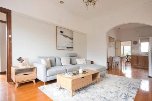 Richmond Delights - 4 Bedrooms and a Big Backyard