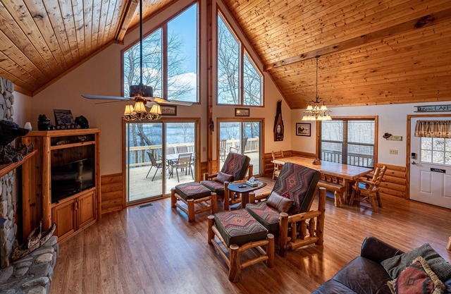 Ridgetop Lakeview - Bedroom Cabin on Lake Nantahala w/Private Deck