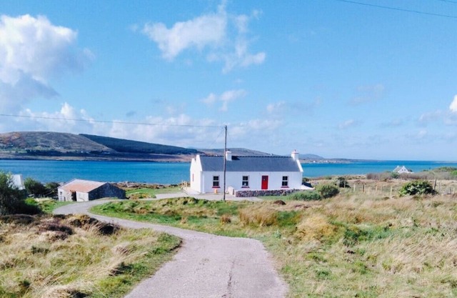 Right by the sea with panoramic view - Stunning Cottage Drimlaghdrid
