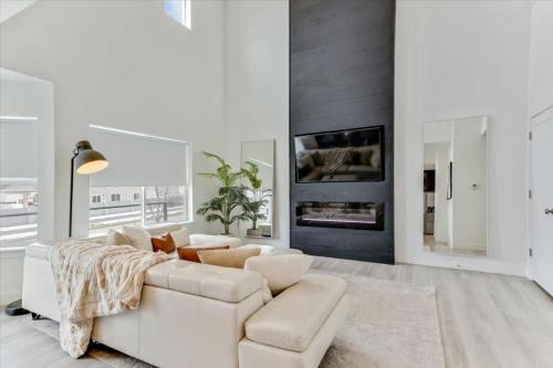 Right off Freeway Quiet Neighborhood King Bed