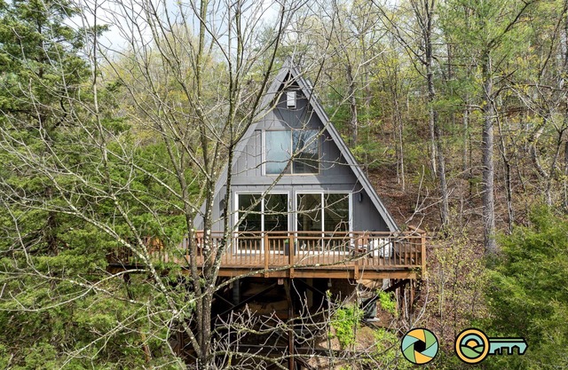 Ripper's Retreat - Ski slope views and short walk to Resort