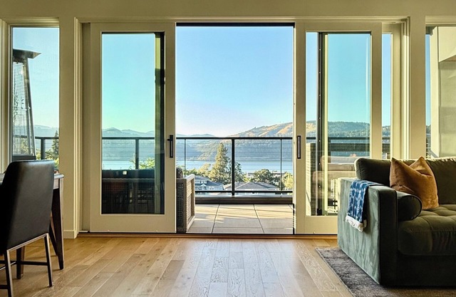 River Breeze - Modern luxury townhome, right in downtown w/panoramic river view.