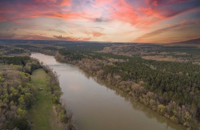 River Retreat-Treetop waterfront home, big views!