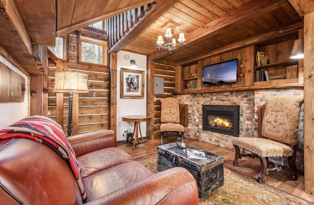 River Song Cottage - 2 Min Walk to Sundance Resort, Pet Friendly, Location, Hot Tub, Stream, Quiet