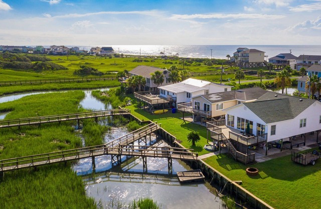 River Views, Endless Sunsets, 15th Block - Deep Water Dock perfect for Crabbing, Fishing!