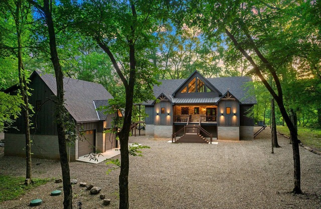 Riverfront 3 bedroom cabin with game/bunkroom and apartment above