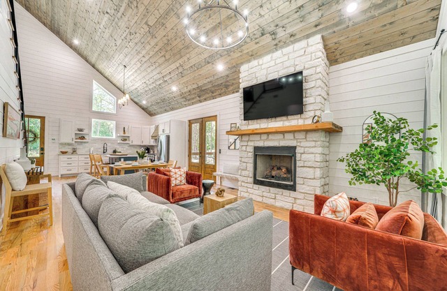 Riverfront Broken Bow Cabin w/Private Hot Tub!
