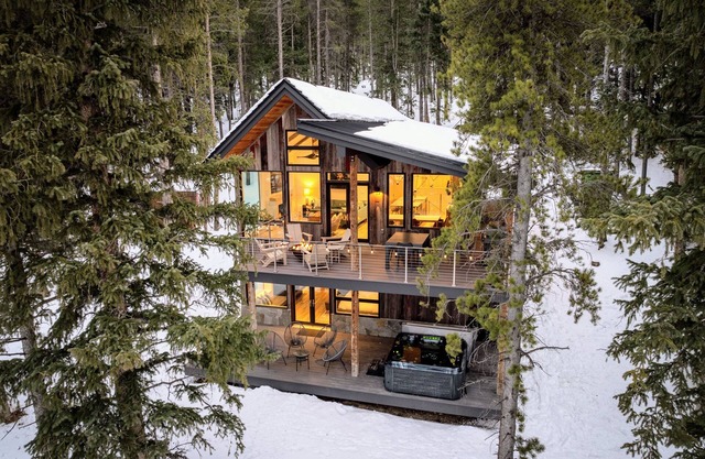 Riverfront Cabin – Hot Tub, Fire Pit & Steam Shower