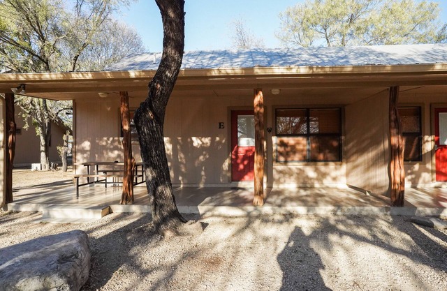 Riverfront cabin with access to shared pool!