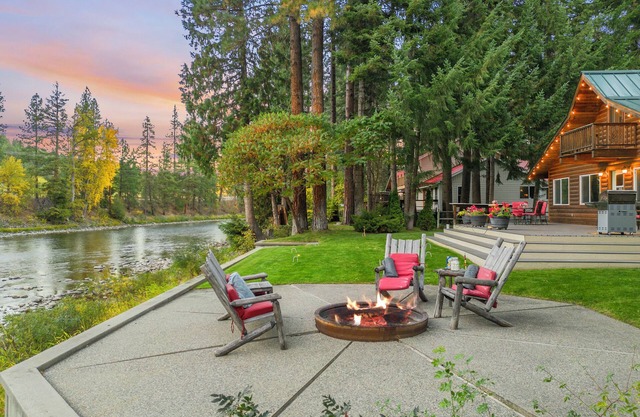 Riverfront Chalet, 2 Bedroom + Loft, Sleeps 4 guests, with a hot tub.