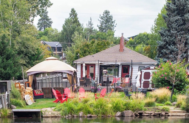 RIVERFRONT COTTAGE EPIC WALKABLE LOCATION ON RIVER
