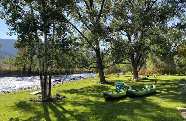 RIVERFRONT Cozy Family Friendly Retreat, w/hot tub, ping pong, raft, fish, relax
