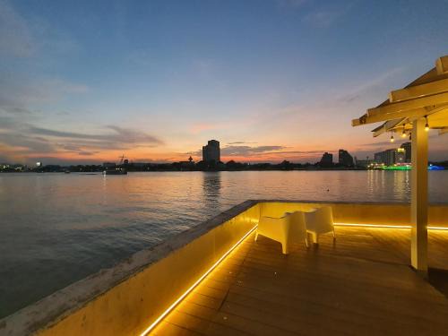 Riverfront house/Chao phraya river/Baan Rimphraya