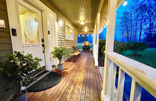 Riverfront Lodge - Ideal for small and large groups with room to spread out