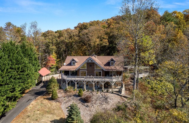 Riverfront Lodge w/Hot Tub, Game Room & Views + Biltmore Pass